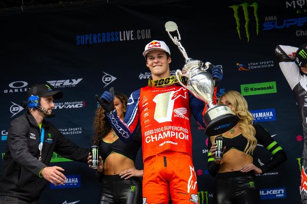 Jett Lawrence hoists his 2022 #1E trophy at the penultimate 250SX East Region race, the Foxborough Supercross. 